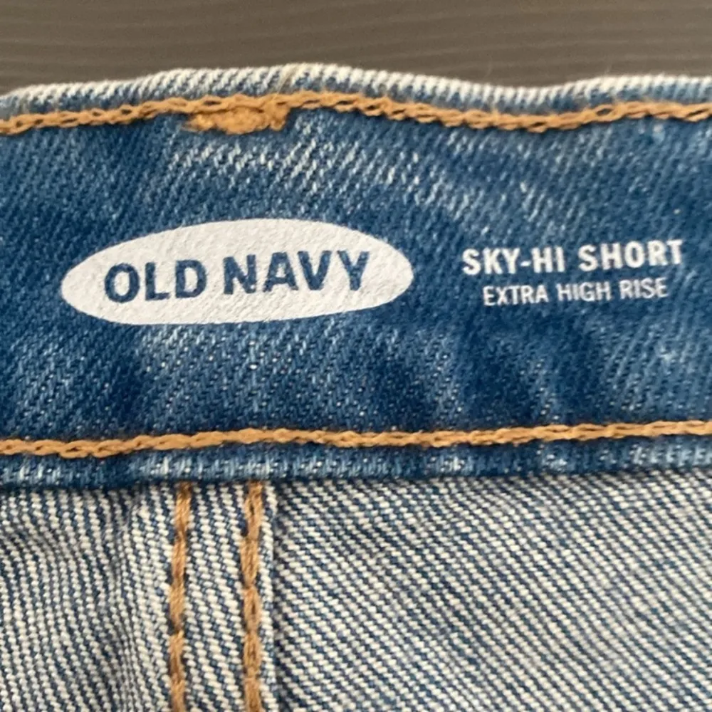 New Old Navy Extra High-Waisted Button-Fly Sky-Hi
Straight Cut-Off Jean Short 10 - Image 9