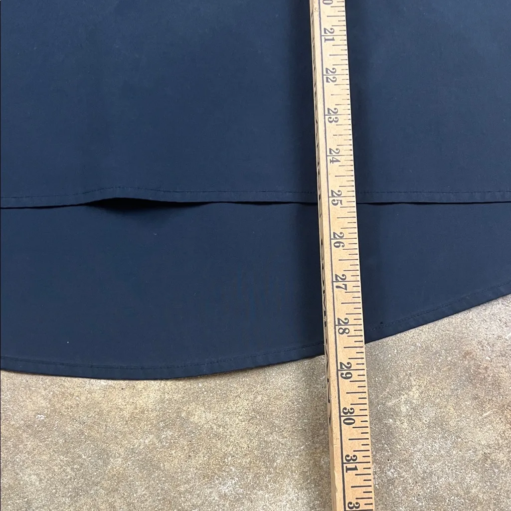 Athleta Levitate Poplin Tee in Black
Size: Small - Image 8