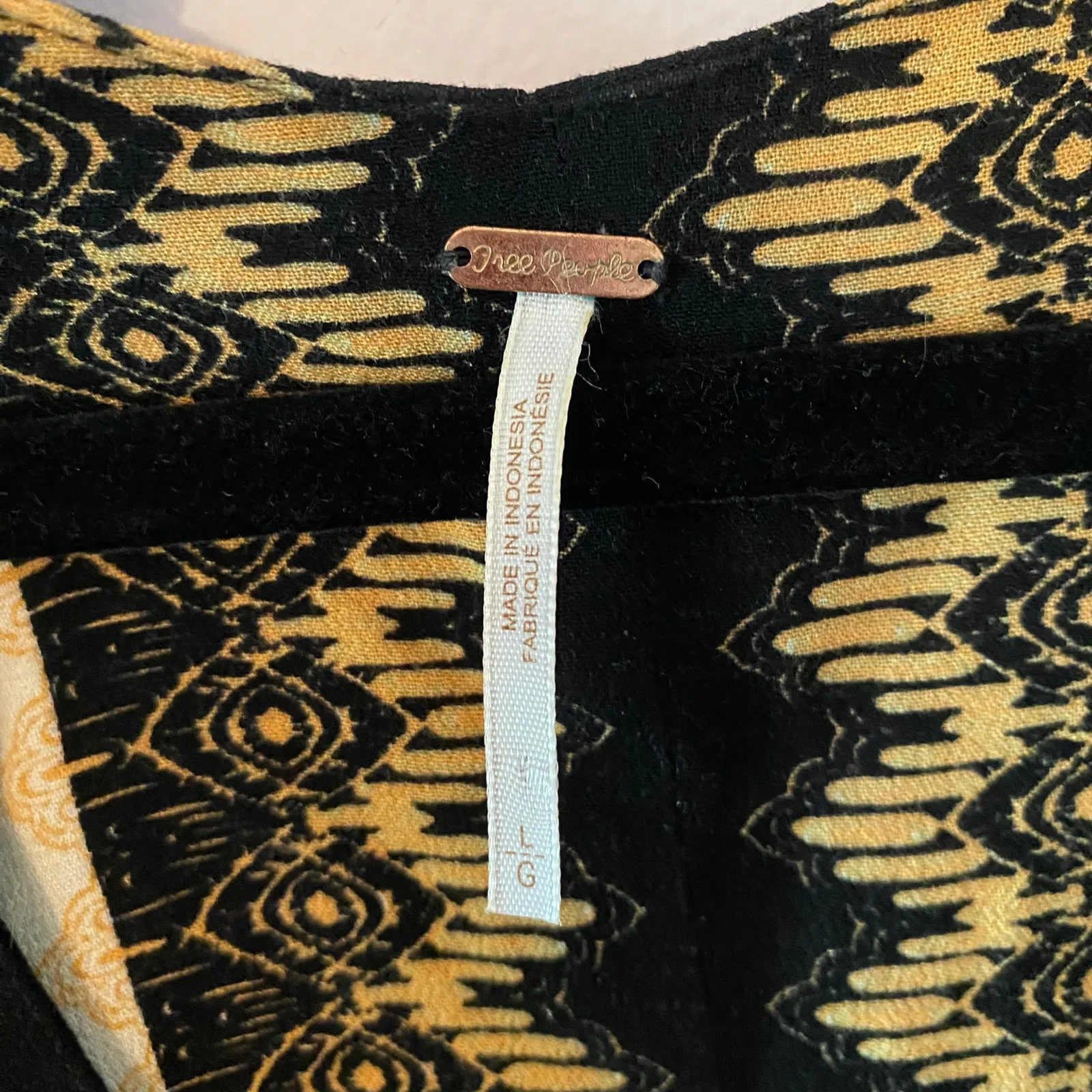 Free People "Catch Me If You Can" Boho Animal Print V-neck Blouse Women's Large - Image 3