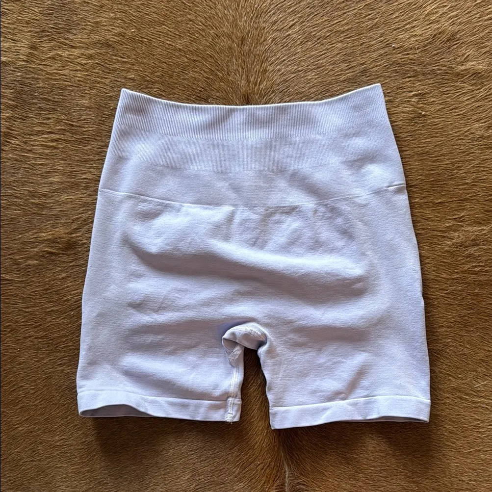 Alphalete Amplify Shorts in Misty Lilac - Image 2