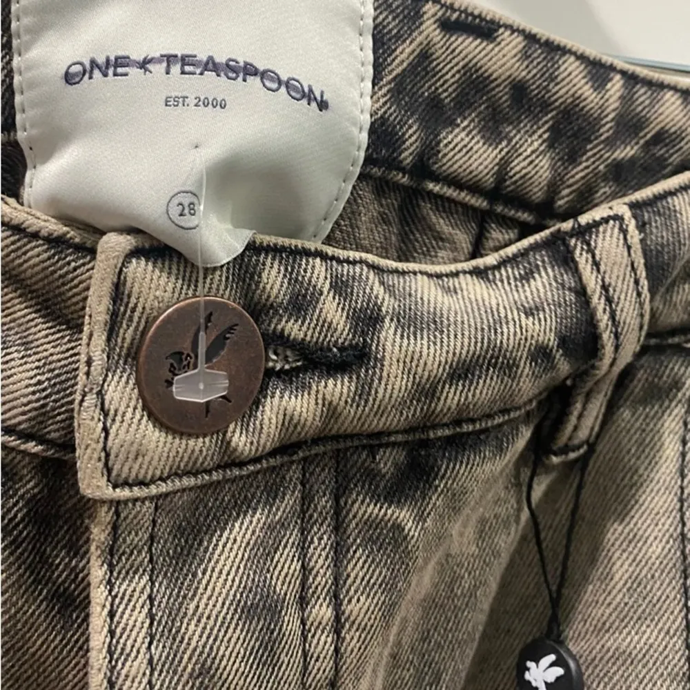 One Teaspoon rust cargo motion jeans in a size 6 or 28”.New. Free People Line - Image 7