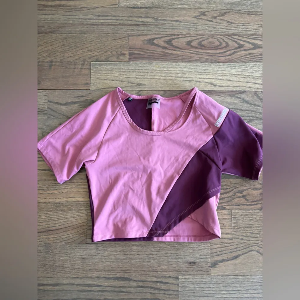 Gymshark Pink Asymmetric Short Sleeve Cropped Workout Top Size‎ Medium - Image 2