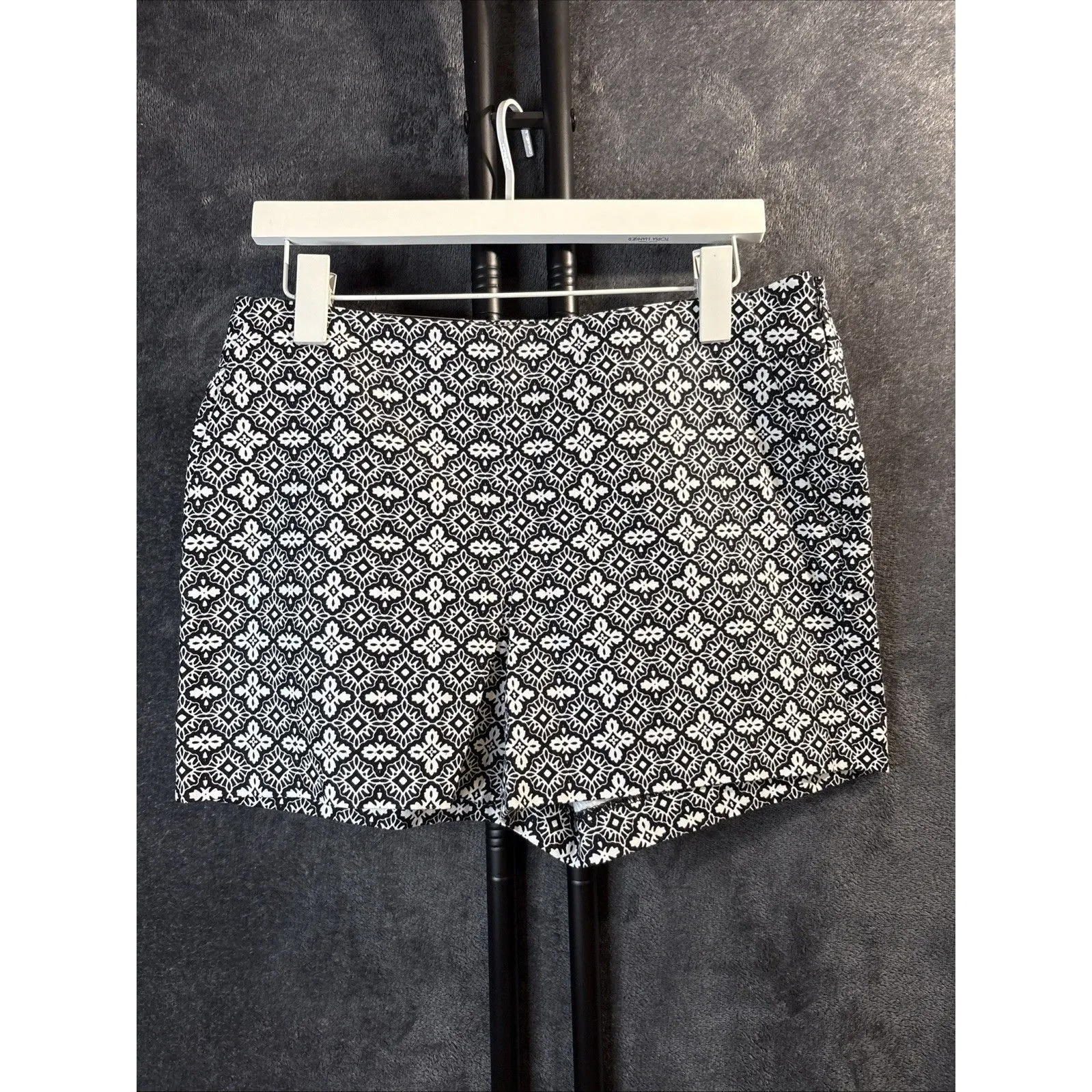 Banana Republic Shorts Women’s Size 6 Black and White Geometric Shape Size Zip - Image 2