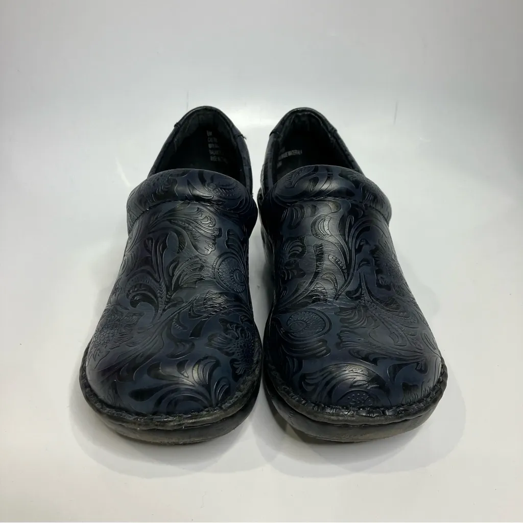b.o.c.‎ Navy blue paisley embossed clogs women’s size 8 professional nursing - Image 2