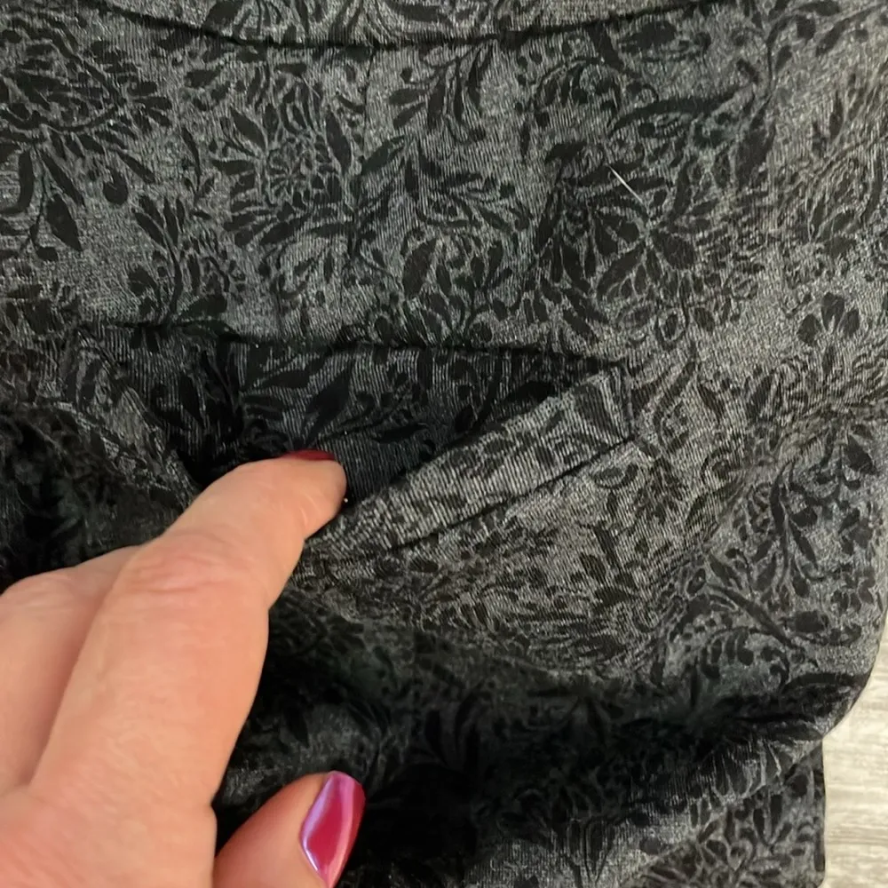 Ann Taylor Factory Gray & Black Floral Print Zip Side Cropped Leggings Size 2 - Image 6