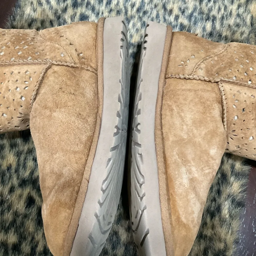 UGG CLASSIC FLORA PERFORATED LEATHER BOOTS - Image 8