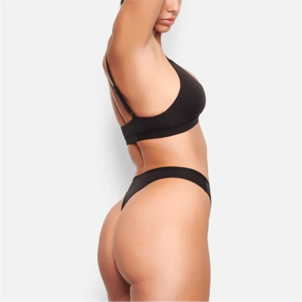 SKIMS  Black Triangle Bralette M NEW - Image 3