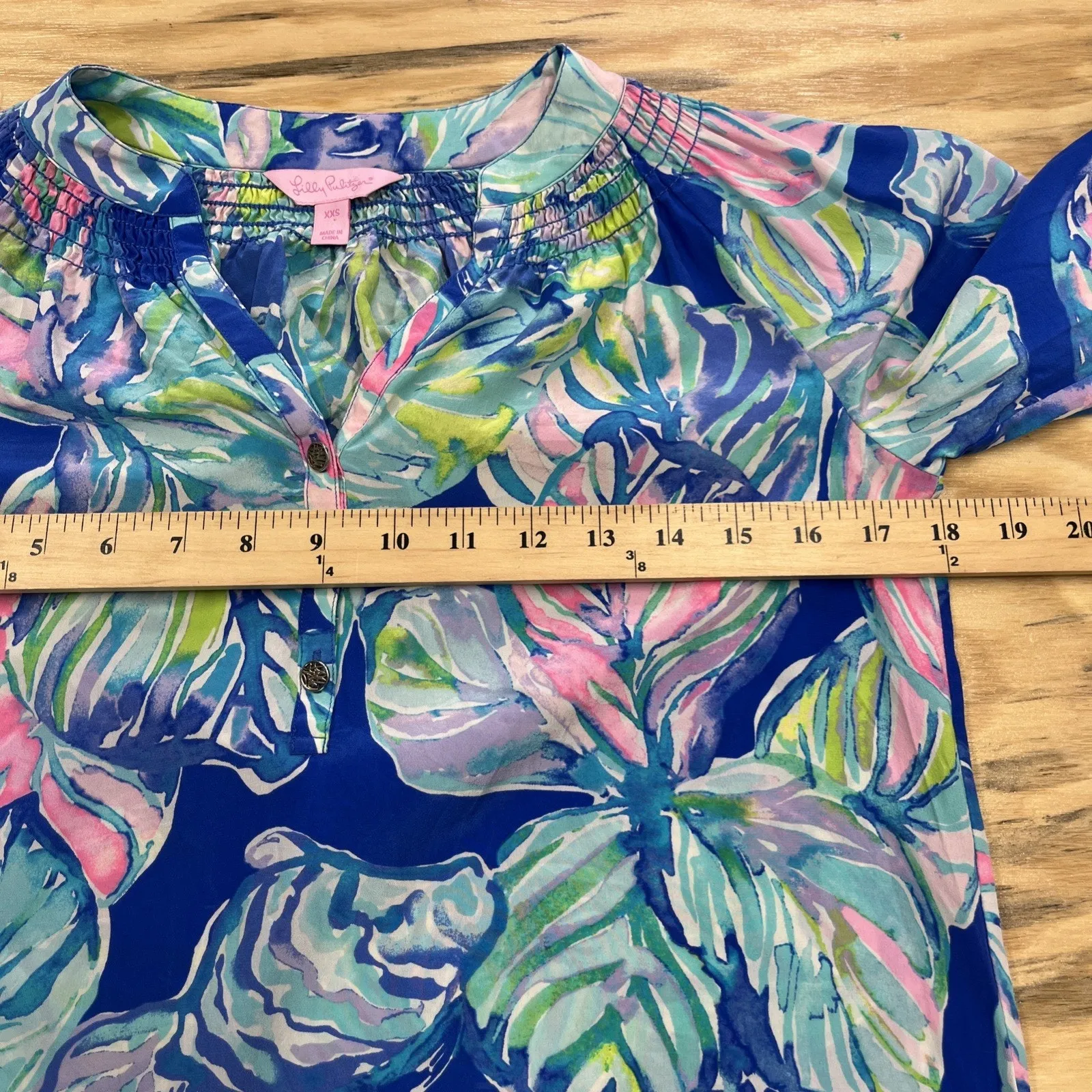 Lilly Pulitzer Elsa Silk Blouse Casa Del Sol Smocked Henley Sz XXS Colorful - Image 12