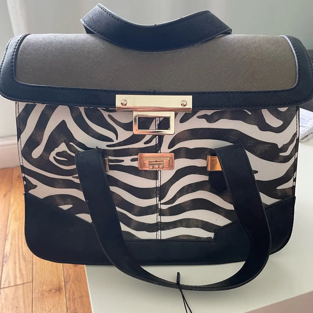 NWT Zebra print Green tote Hand bag With strap - Image 2