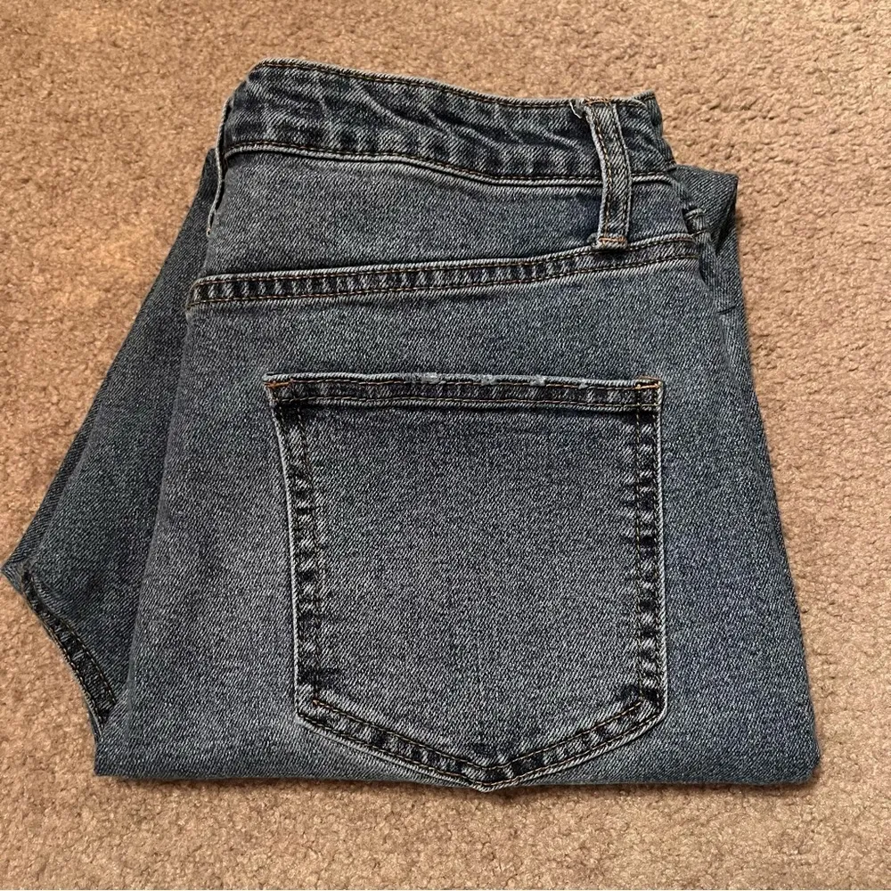 ARIZONA Women’s Curvy High-Rise Mom Slim Fit Ripped Denim Jeans - Image 7