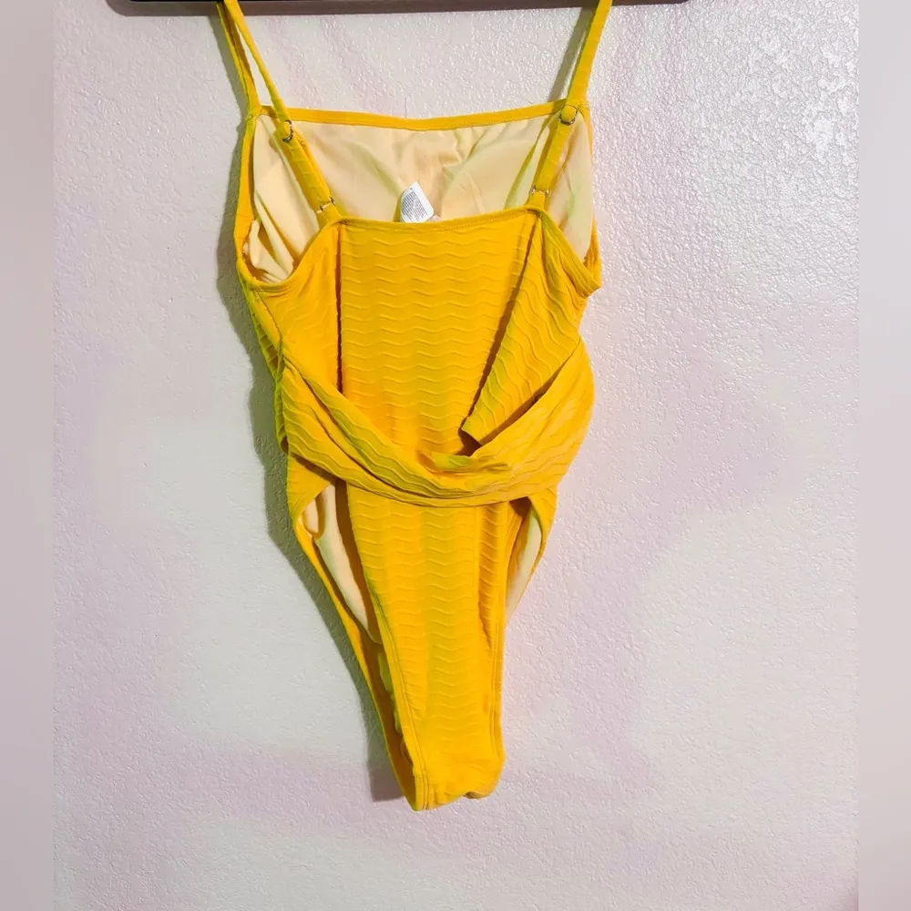 Cupshe Sunny Yellow One Piece swimsuit. Size: M - Image 3