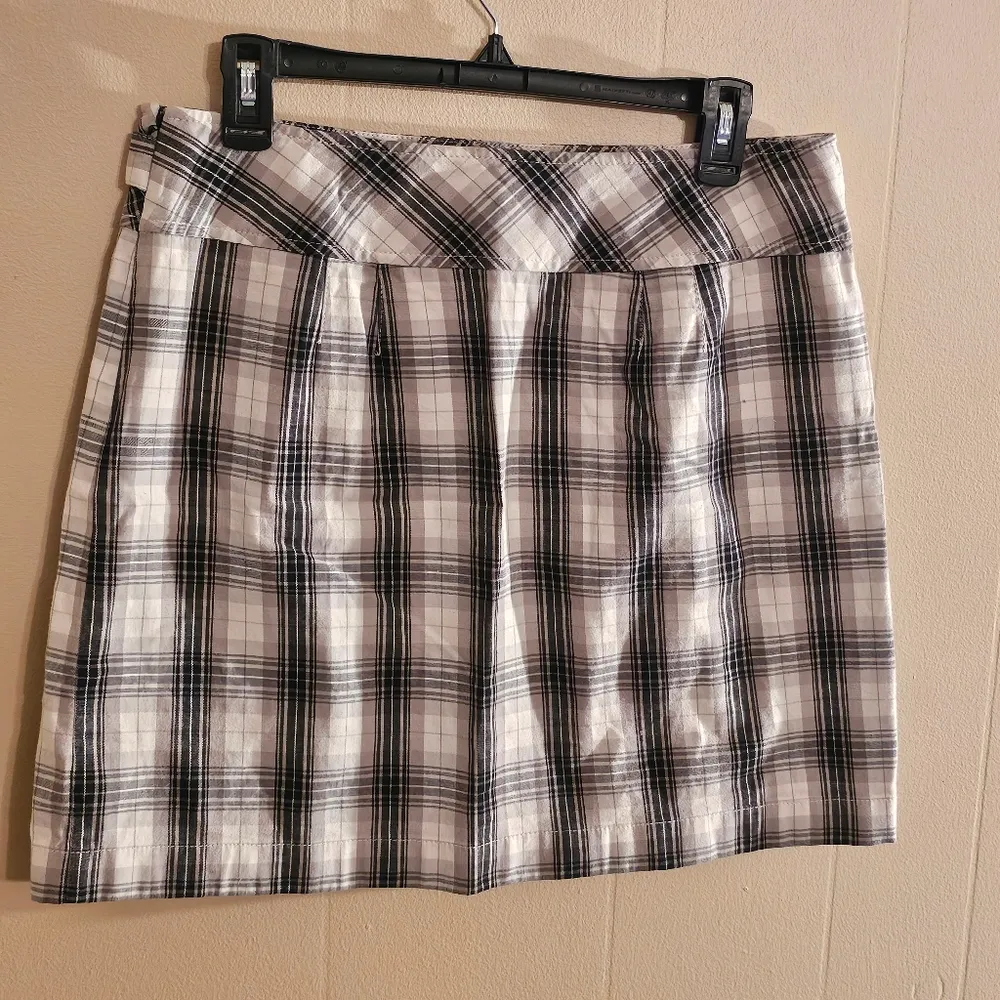 Ann Taylor Loft Y2K Black and Grey Plaid Pleated Skater Skirt - Image 4