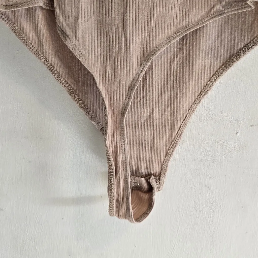 Garage Taupe Ribbed Top - Image 11
