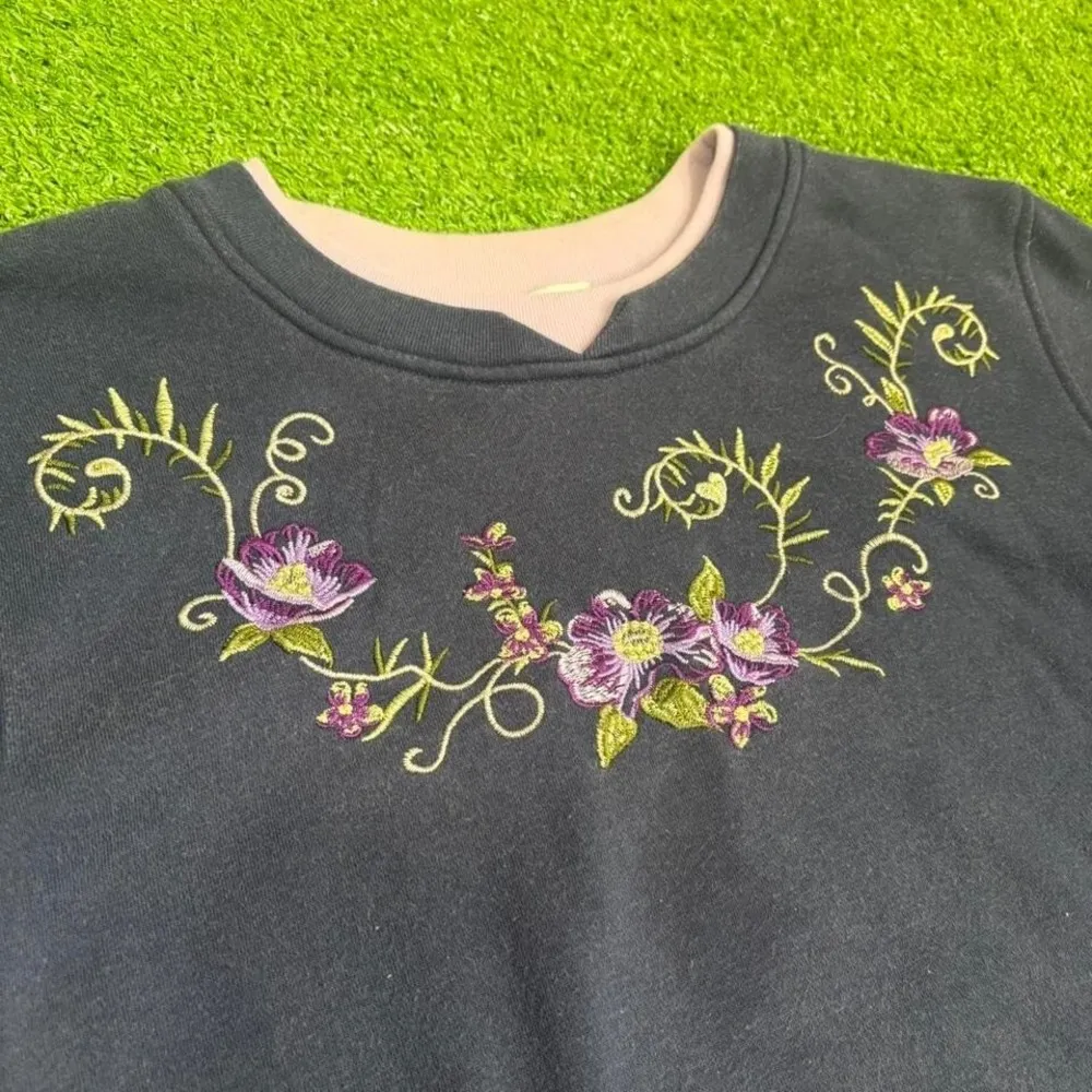 VTG 90s Shenanigans Women Size M Floral Embroidery Long Sleeve Crew Neck Sweater Black Size M - Image 2