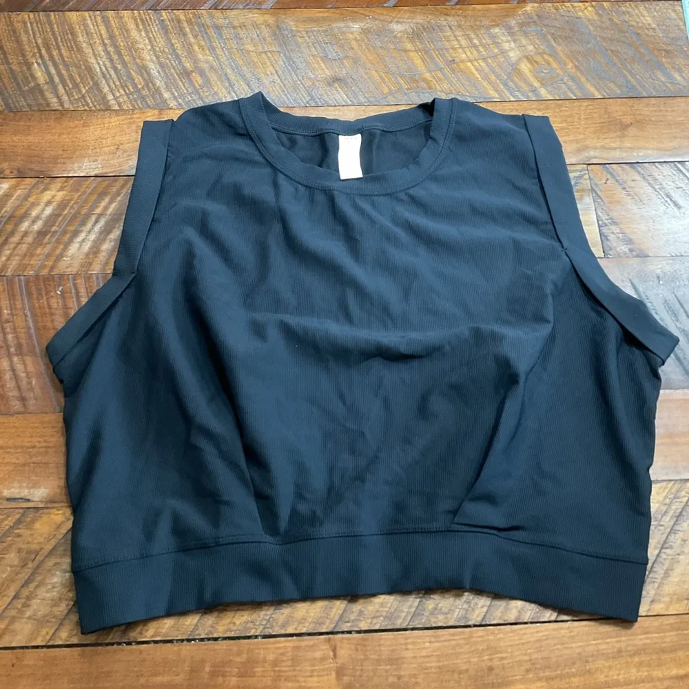 Halara Crew Neck Cropped Tank - Image 2