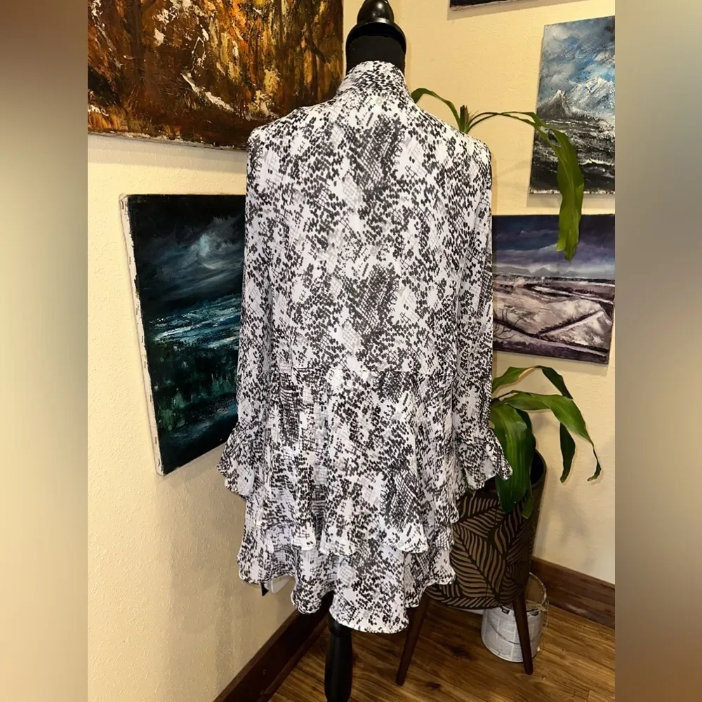 EUC Mud Pie Gray Snakeskin Romy Ruffle Sleeve Dress - Image 6