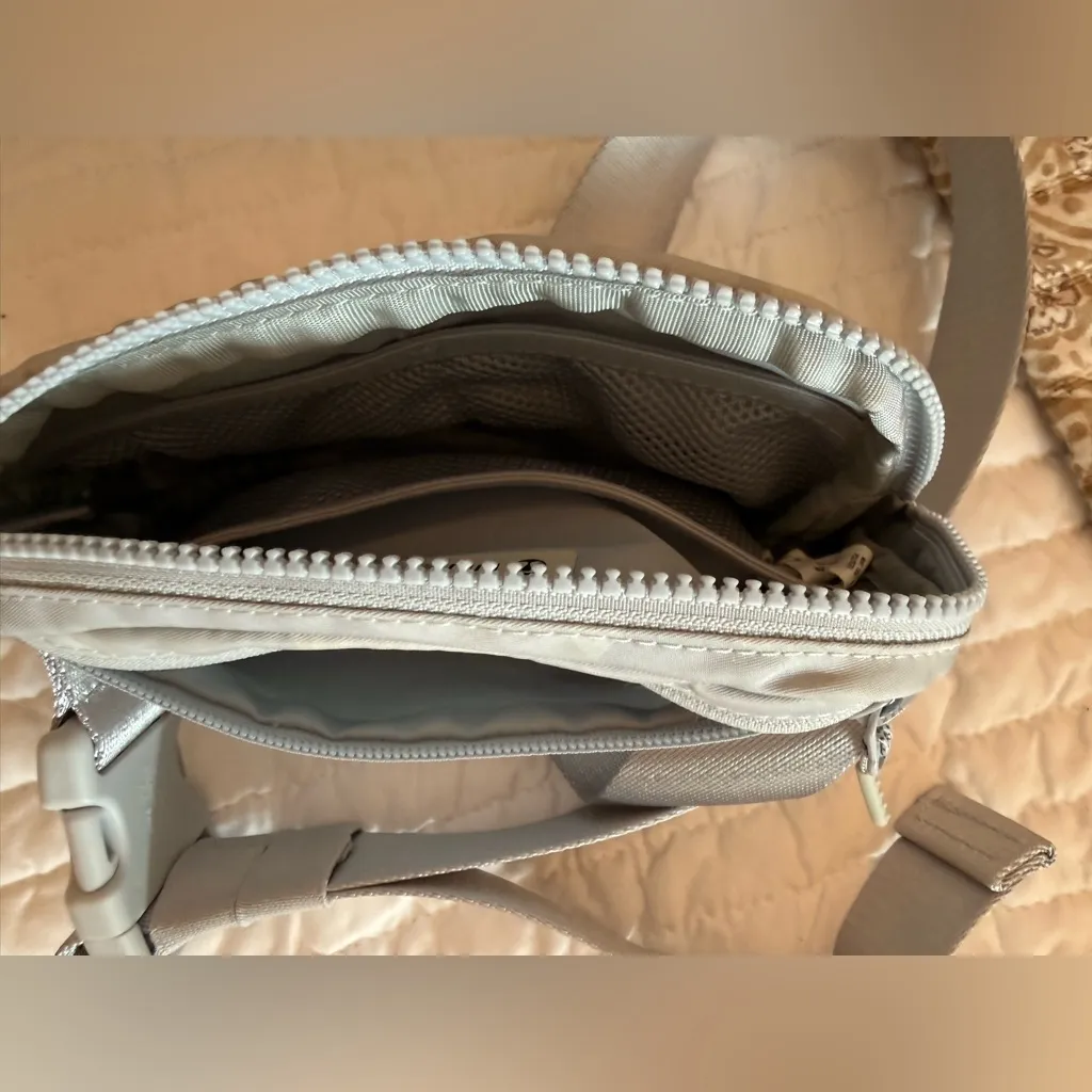 Lululemon Everywhere Belt Bag – 1L Pearls & Rocks - Image 5