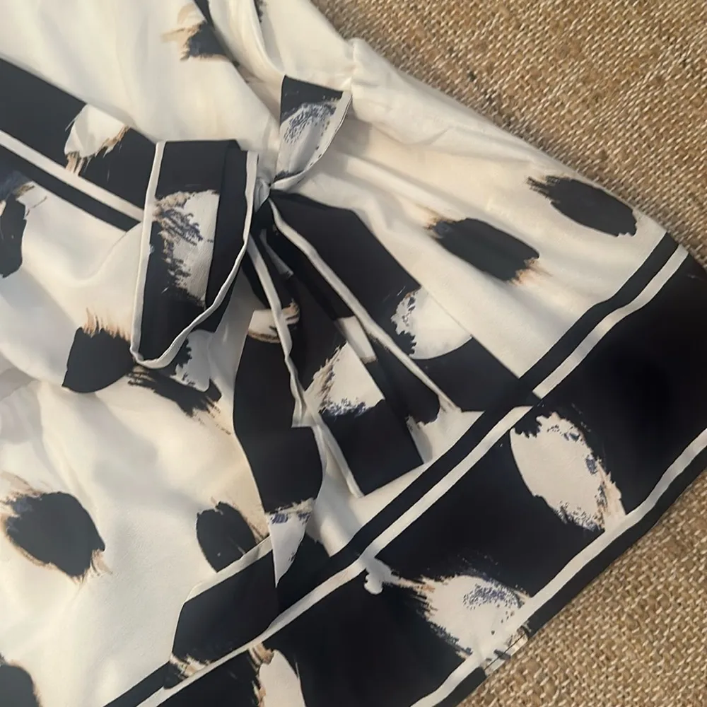 Banana Republic Side-Tie Wrap Tank Catherine Animal Print Ivory with Navy Sz Med - Image 2