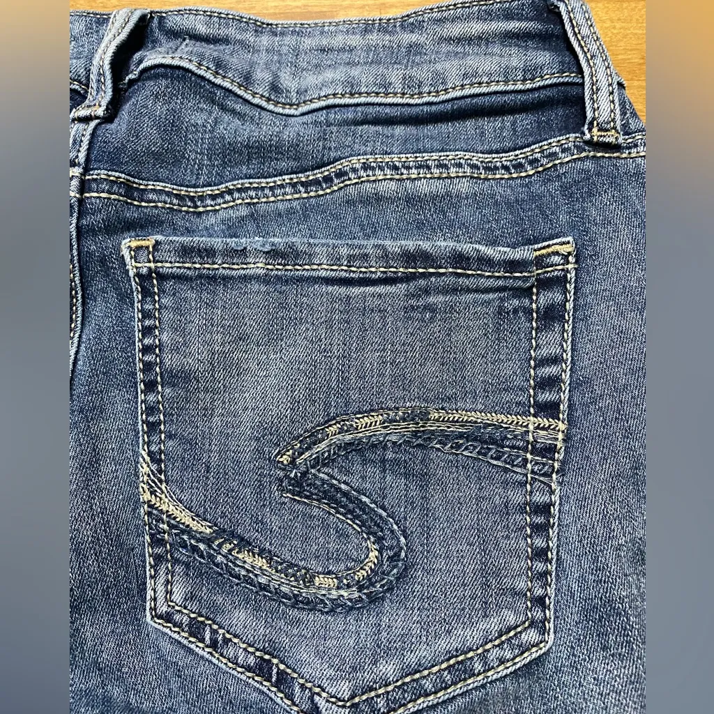 Silver Jeans Suki Capri in Classic Blue - Image 2