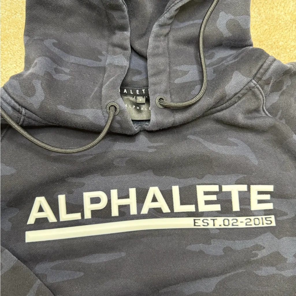 Cropped Alphalete Dark Camo Hoodie - Image 3