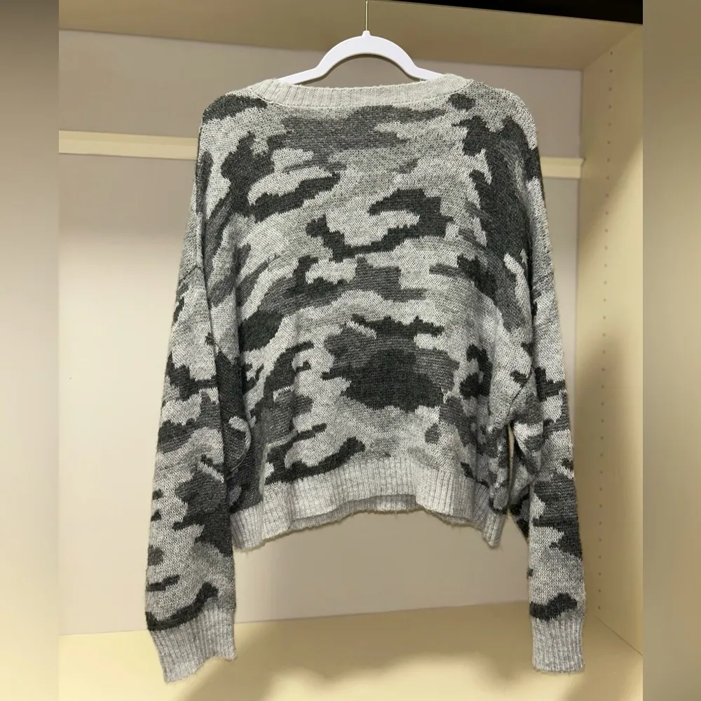 American Eagle Gray Camo Cropped Sweater - Image 2