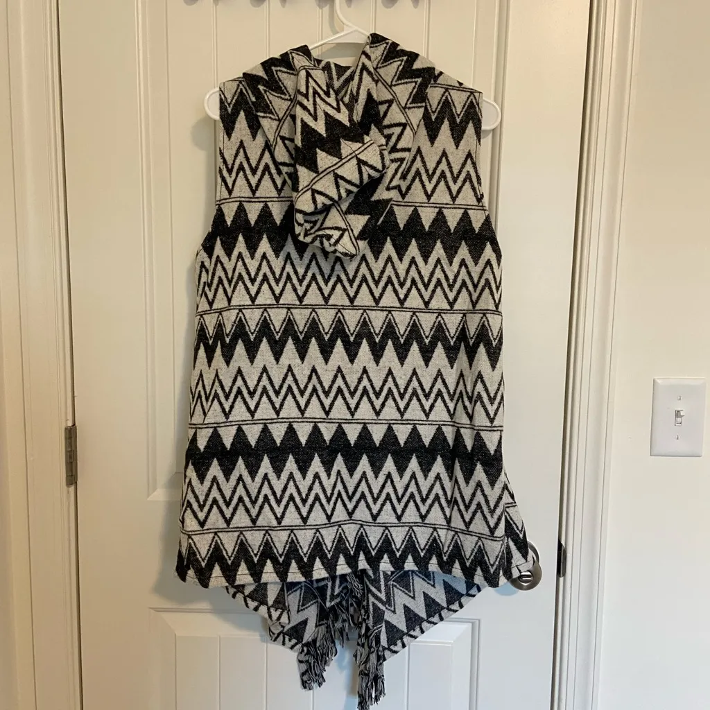 NEW‎ Jolt women’s black white geometric hooded drapey thick tassel vest large - Image 8
