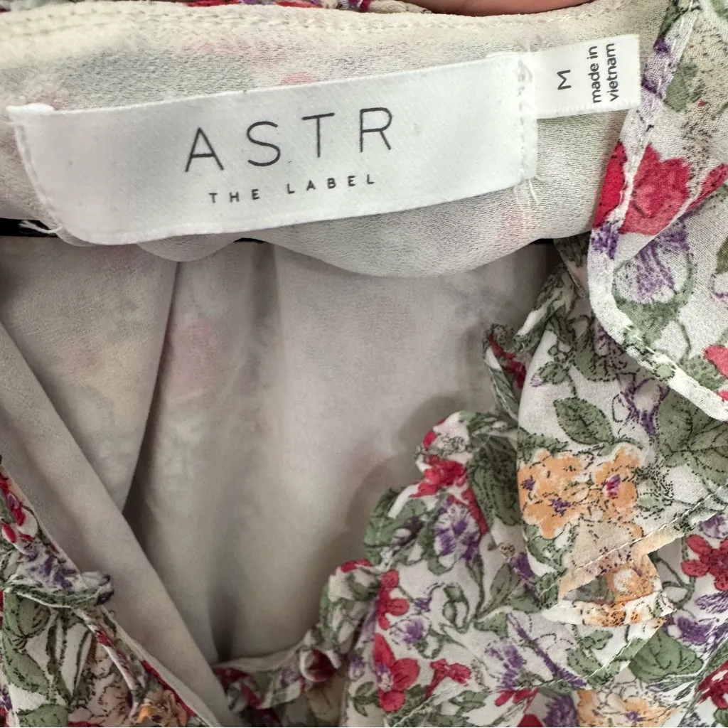 Astr The Label V-neck Short Sleeve Floral Ruffled Smocked Blouse Size Medium - Image 5