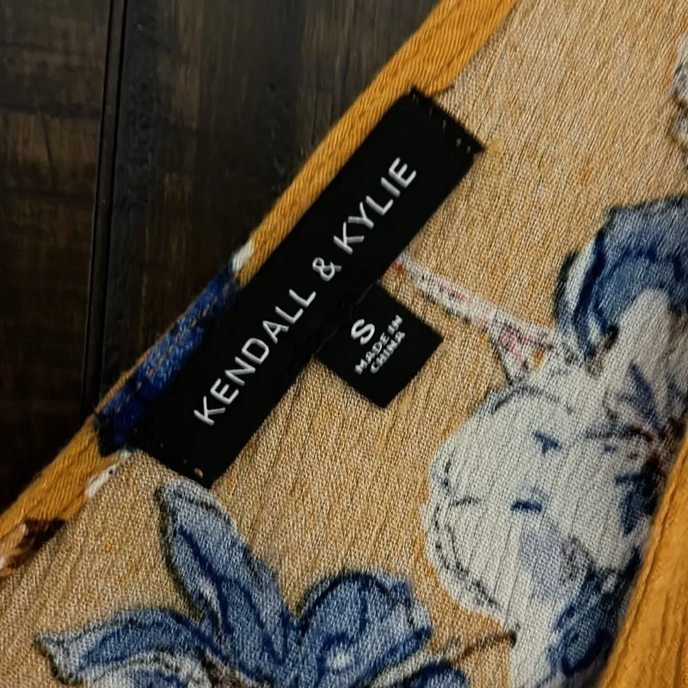 KENDALL & Kylie Gold Floral Romper Size Small - Image 7