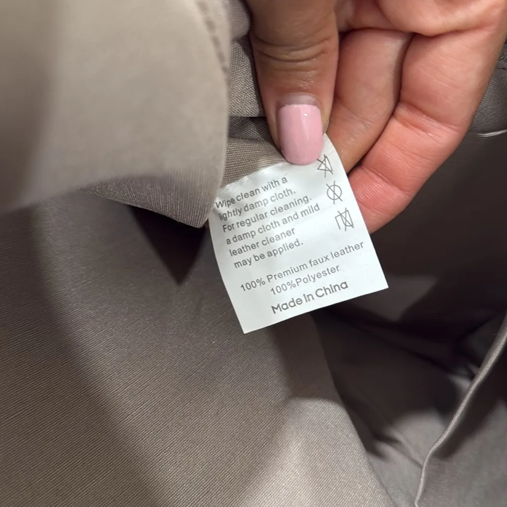 NWOT nylon travel bag with carry on slide in Black - Image 10