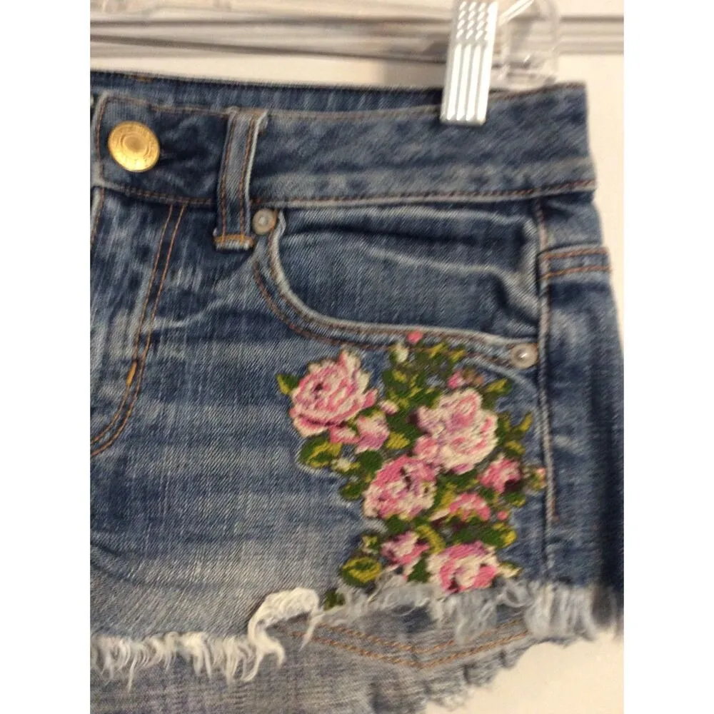 Embroidered floral cut off shorts American Eagle Size 00 Stretch - Image 2