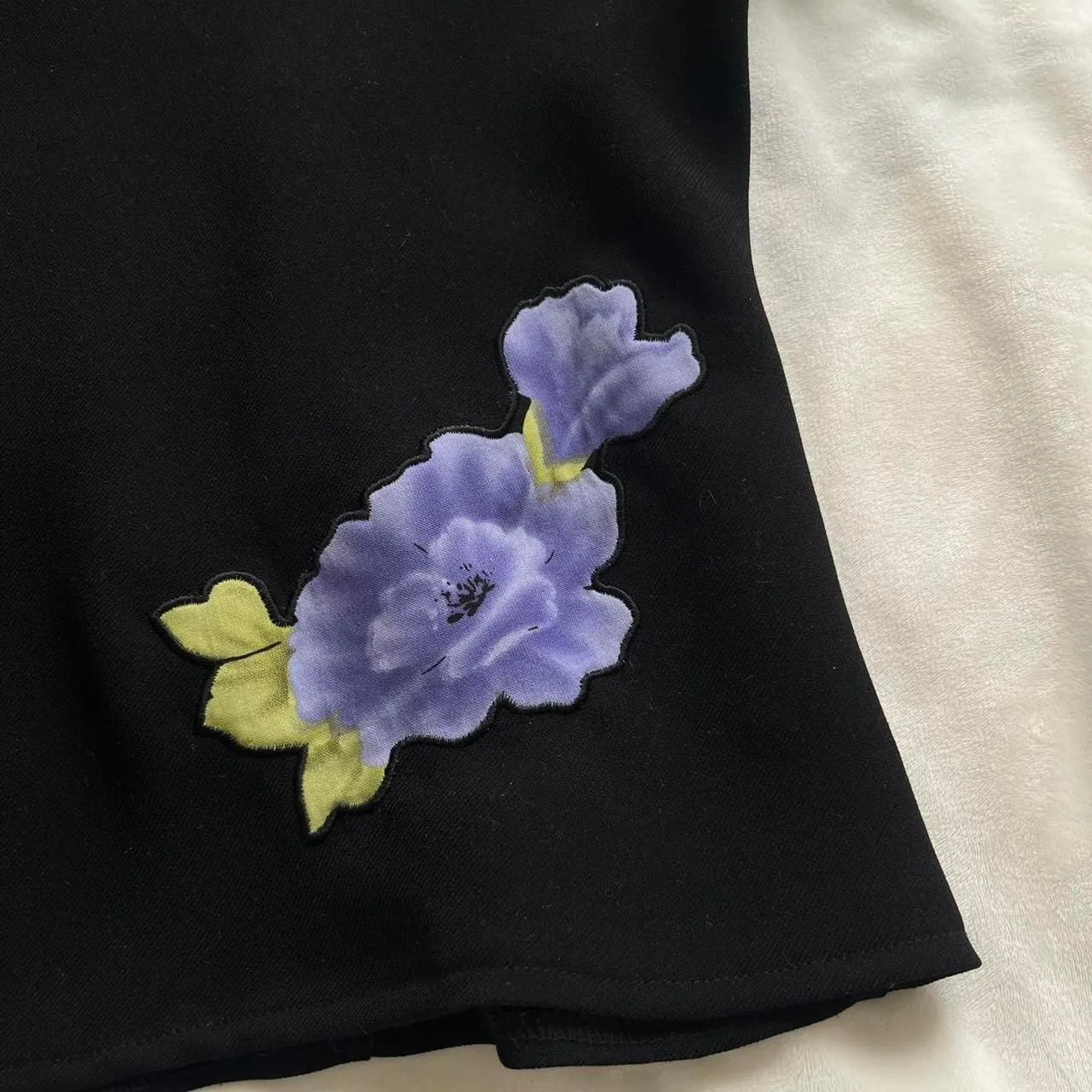 Vintage 90s/Y2K Studio I Petite black purple short sleeve top with flower sz 12P - Image 2