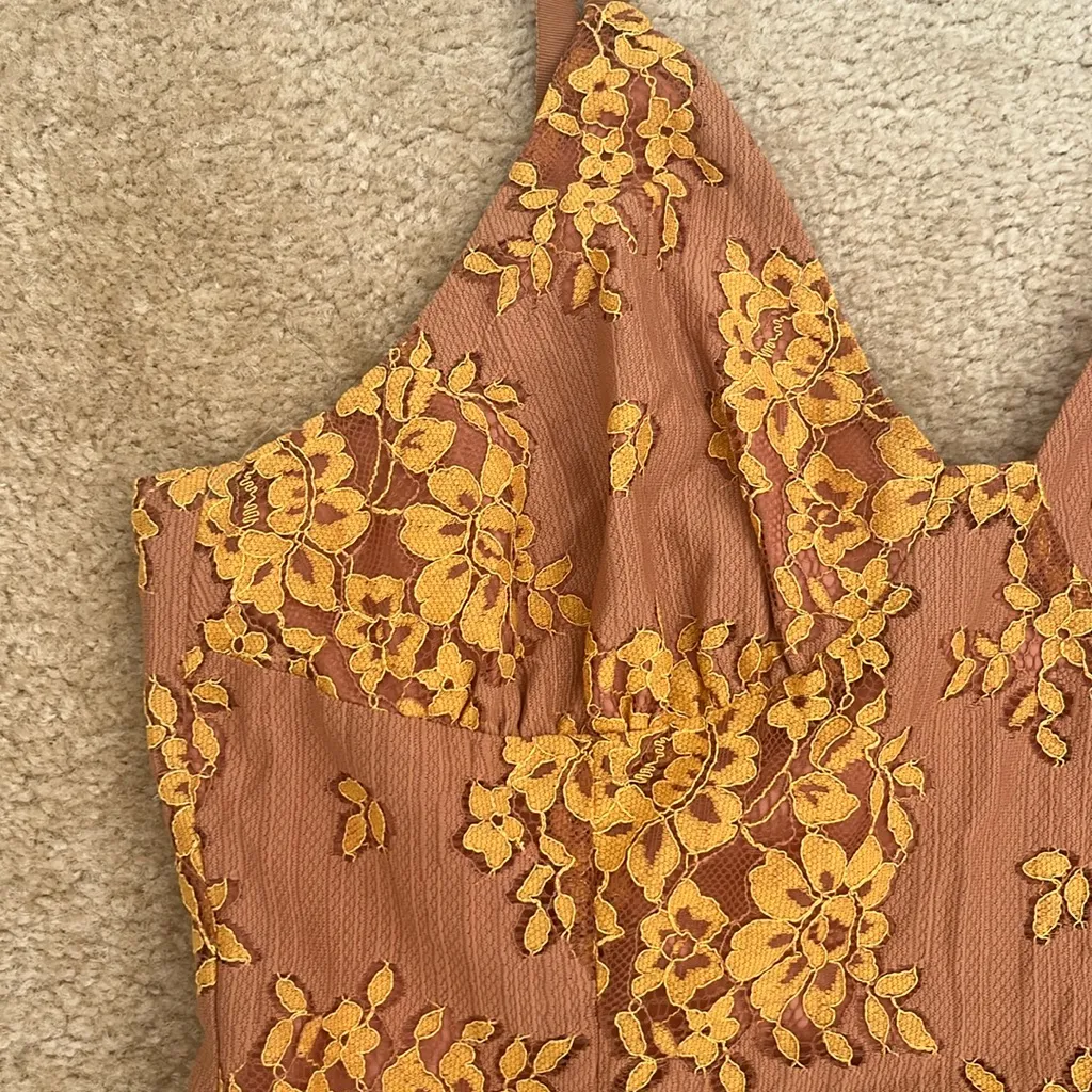 NWT Revolve Majorelle Lace Floral Brinkley Gold Pink Mini Dress in Size Large - Image 4