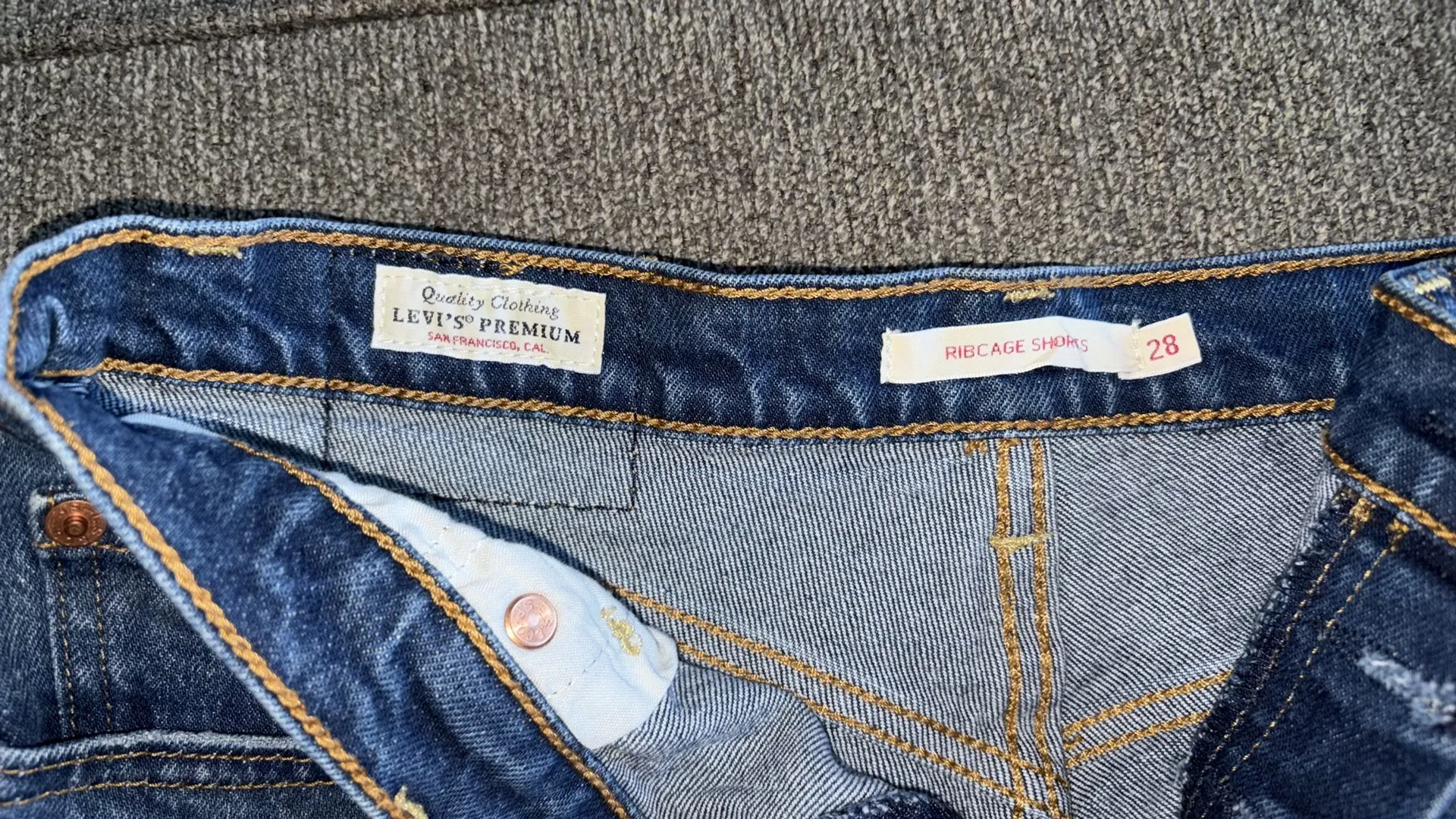 Levi’s Ribcage Jean Shorts 28 Cut-Off Denim - Image 3