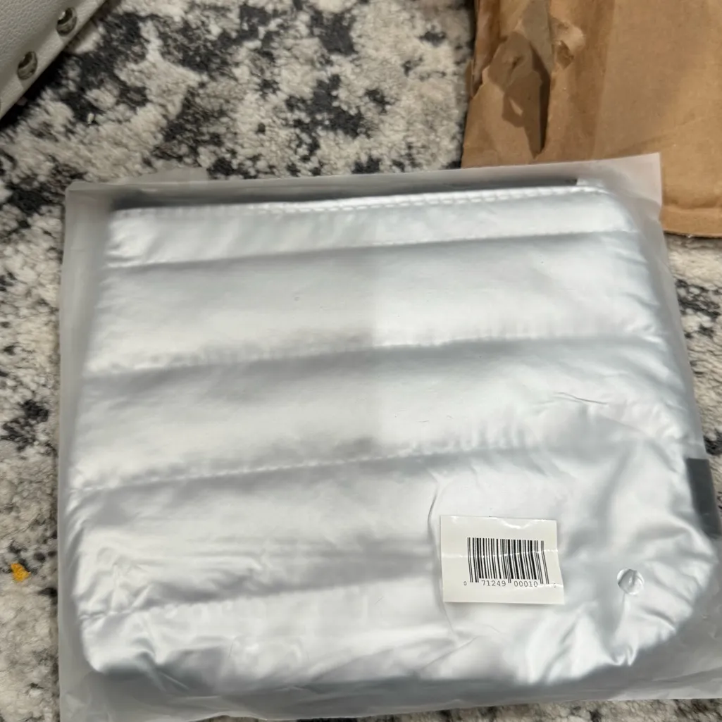 L’Oréal Paris Silver Puffer Cosmetic Pouch - Image 2
