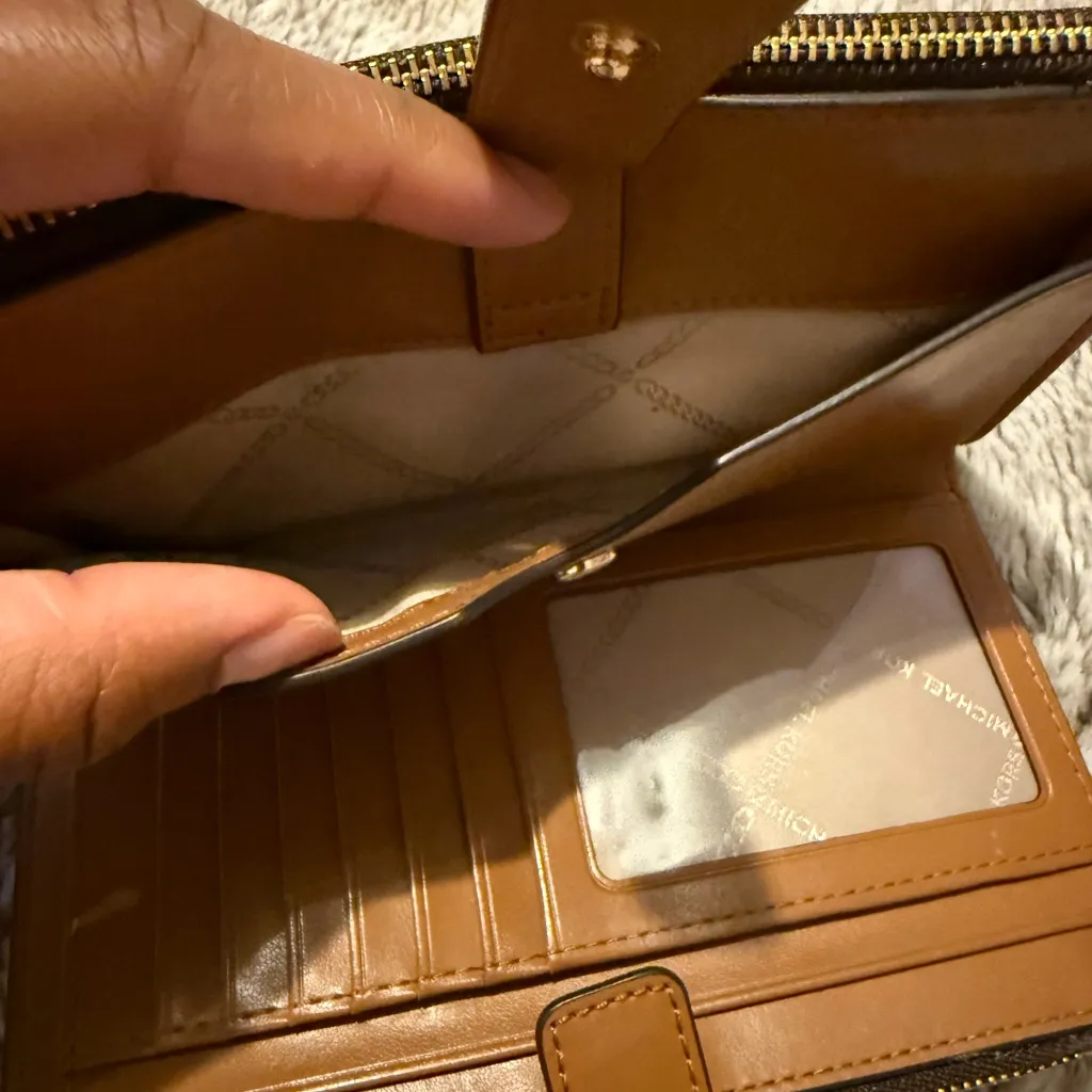 Michael Kors Double Zip Smartphone Wallet - Image 5