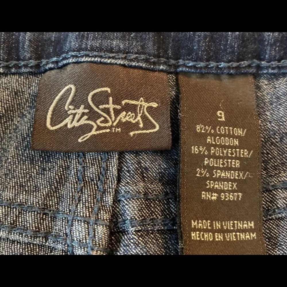 City streets flared jeans in a size 9 - Image 5