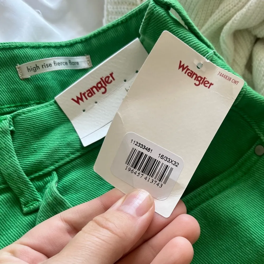 WRANGLER FIERCE FLARE JEAN in Kelly Green - Image 7