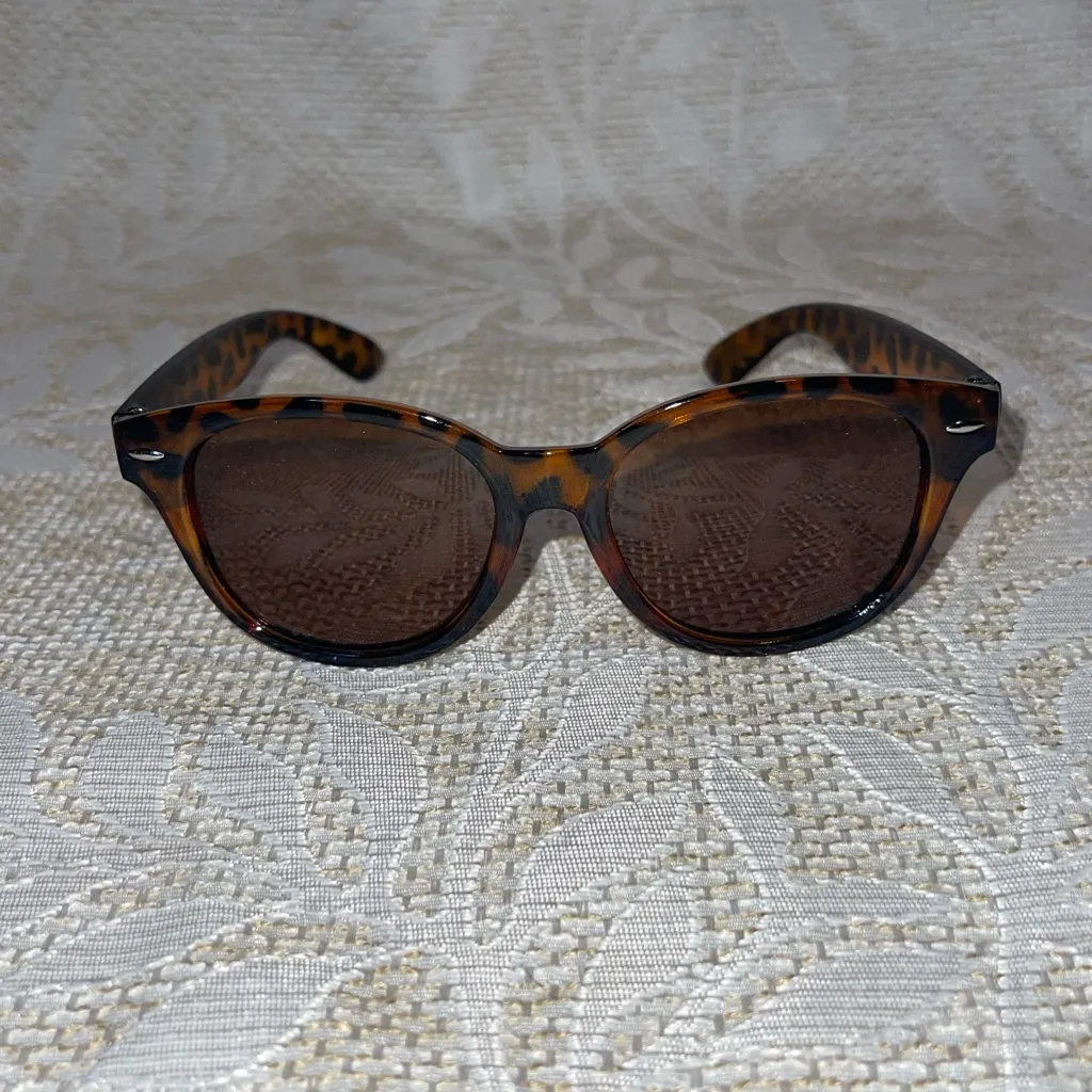 Tortoise Shell Sunglasses womens Brown - Image 2
