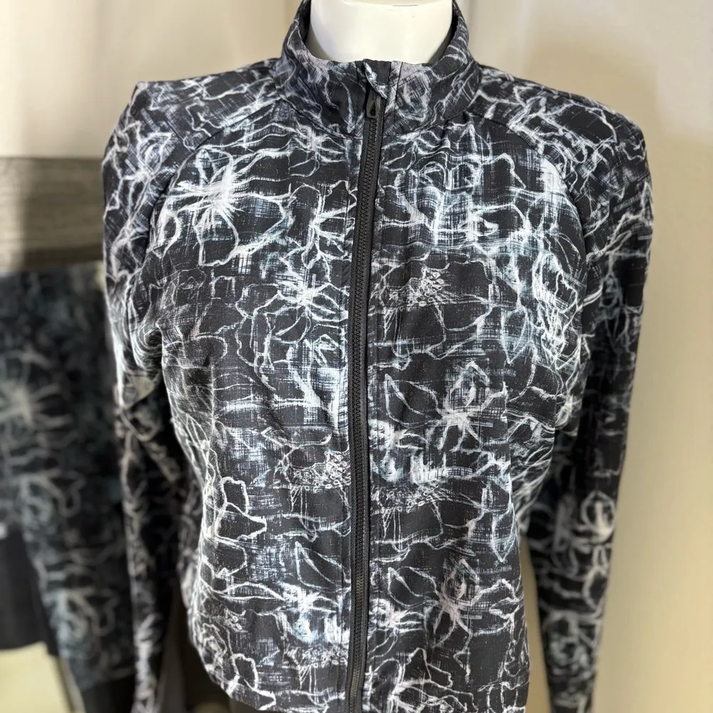 Spyder Black and White Running Jacket with layered Athletic Silhouette - Image 10