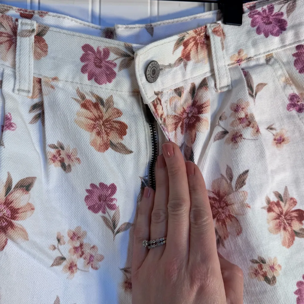 American Eagle White Floral Denim Mom Shorts Women’s Size 4 100% Cotton - Image 8