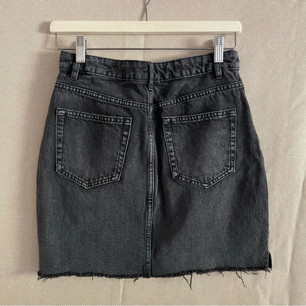 H&M Black Denim Mini Skirt Sz 6 - Raw Hem
Grunge Style High Waisted - Image 2