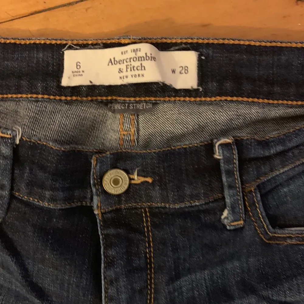 Abercrombie & Fitch Cropped Jeans - Image 3