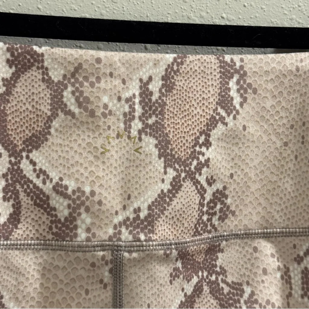 Varley Women’s Medium Champagne Snake Albury 8”Biker Shorts Athletic Performance - Image 3