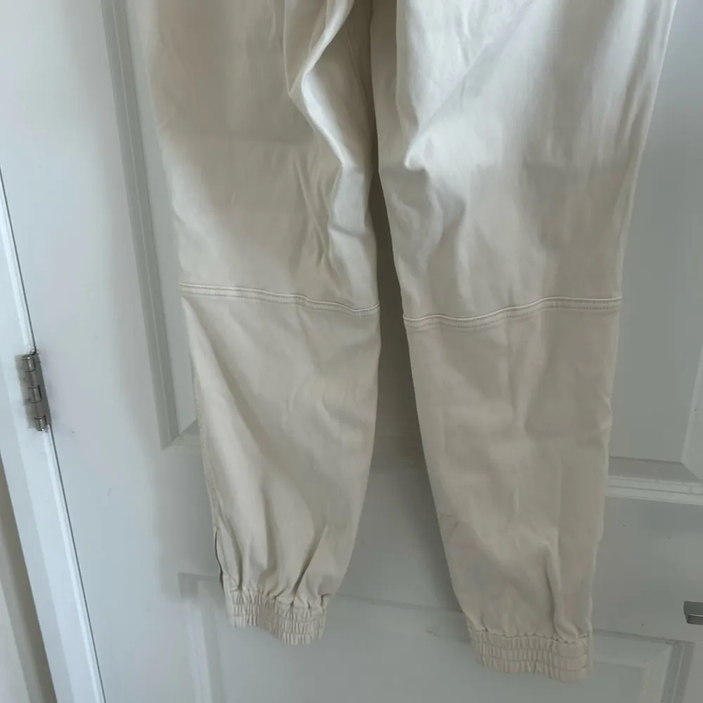 Spanx Stretch Twill Cargo Jogger Parchment Cream Ivory - Image 9