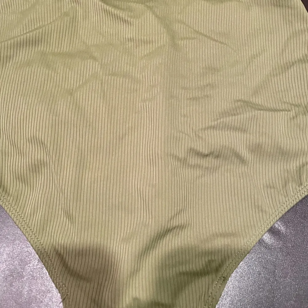 Kortni Jeane ribbed deep olive green ruched front swimsuit bottoms size small - Image 3