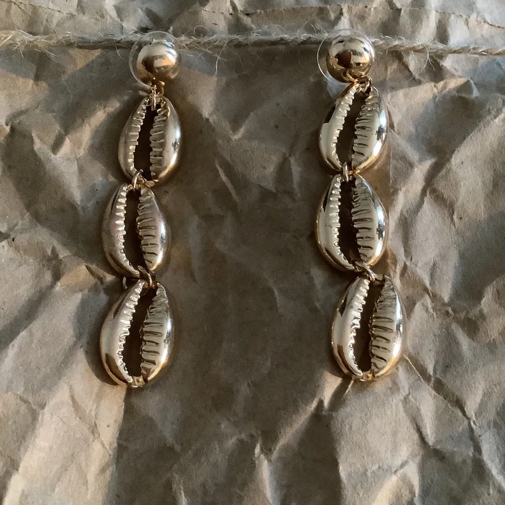Gold in trends sea shell earrings - Image 4