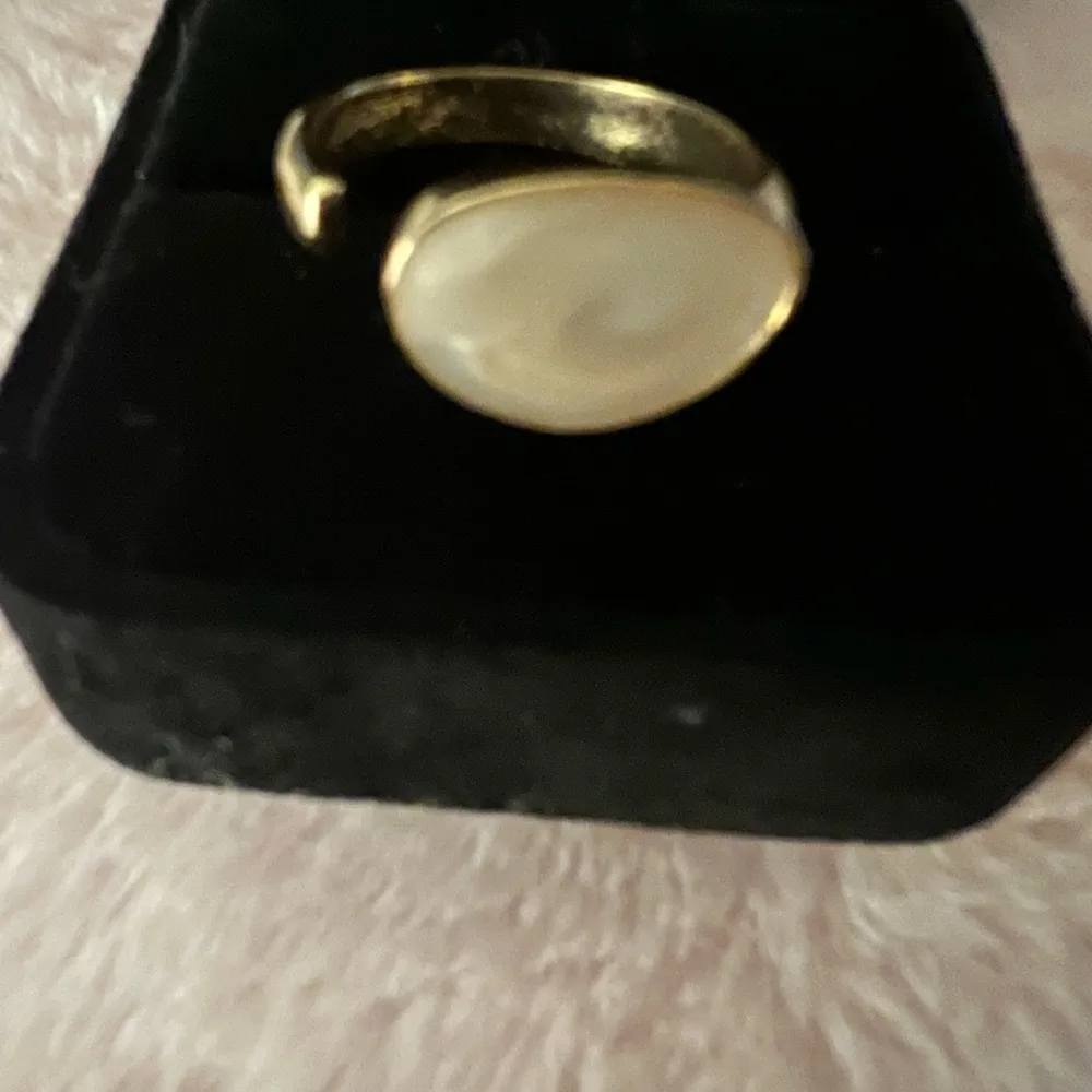 Gorgeous Ladies Golden Faux Gemstone Adjustable Statement Ring Size 7 - Image 2