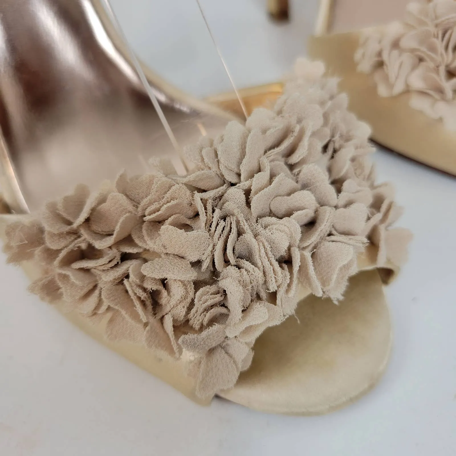 Badgley Mischka LELAH Womens Sandal‎ Size 5.5 Cream Frilly Wedding Bridal Heels - Image 9