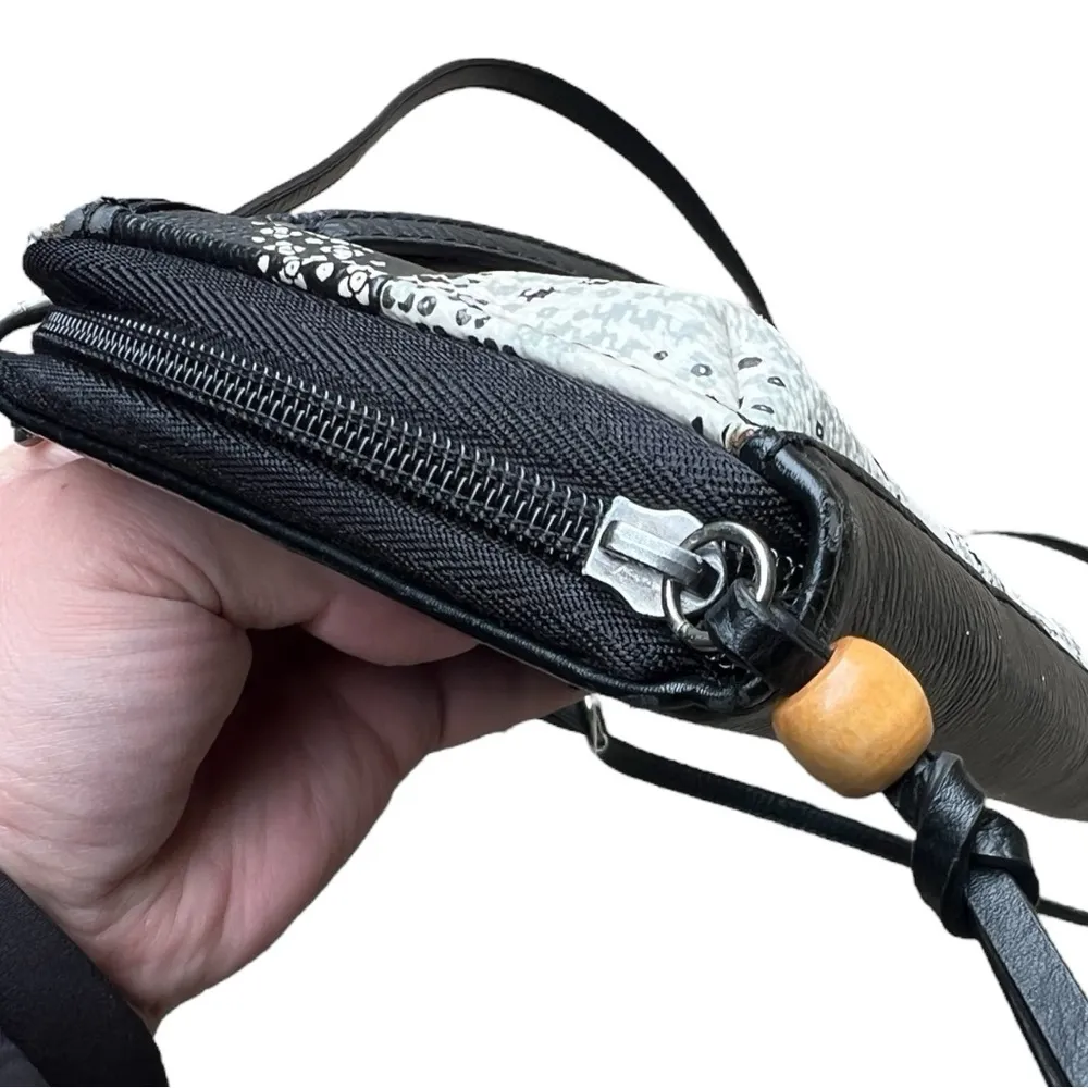 The Sak Smartphone Crossbody - Image 7