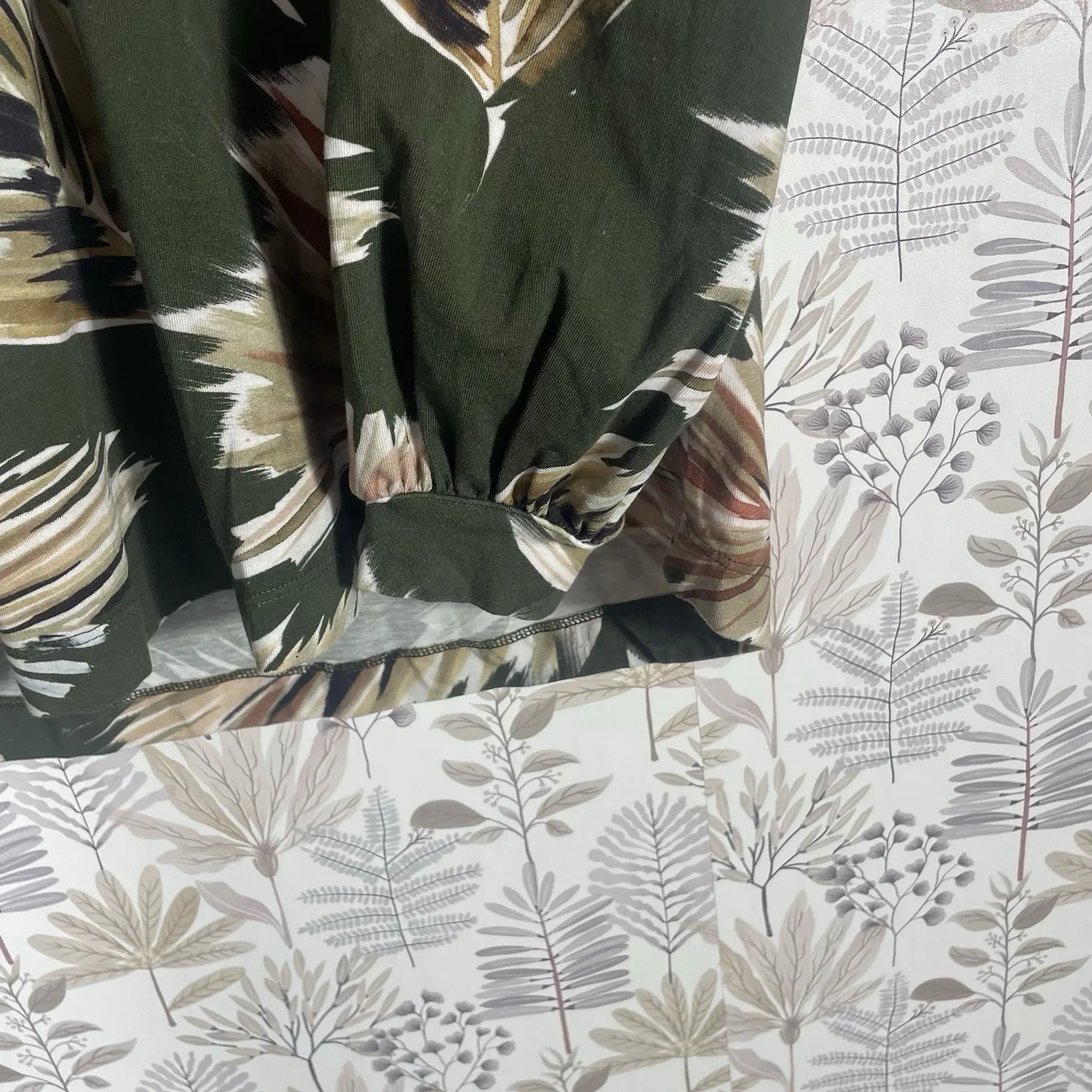 NWT NZT By Nic Zoe Women's Top XS‎ Palm Print V-Neck Blouse Green Multicolor - Image 6